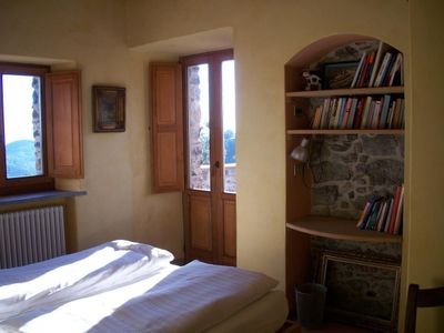 Das Schlafzimmer mit Dachterrasse, Panoramablick und kleinem Schreibtisch