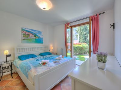 Doppelzimmer mit Tisch und Kleiderschrank und Zugang zur Terrasse