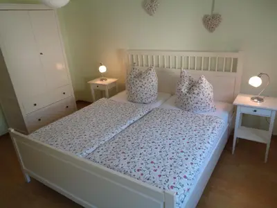 Schlafzimmer 1