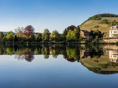Wunderschöne Spiegelung der Mosel
