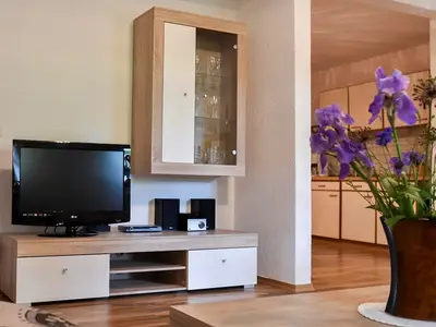 Wohnzimmer mit Fernseher