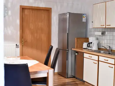 Küche mit Kühl-Gefrierschrank