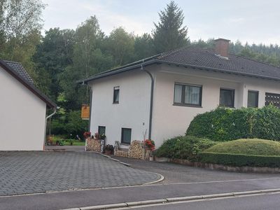 Einfahrt zum Haus, links der Parkplatz