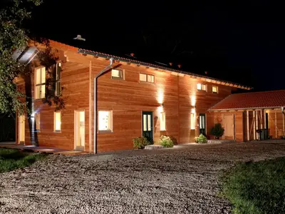 Hausansicht bei Nacht