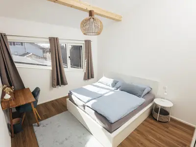 Großzügiges Schlafzimmer