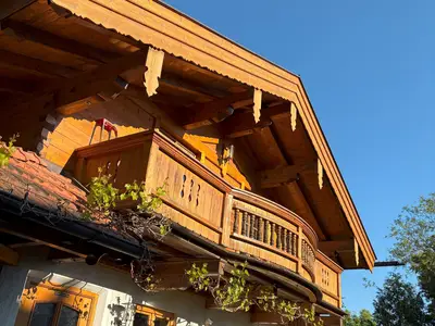 Hausansicht mit Balkon