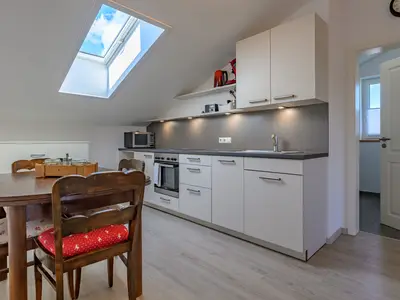 Vollausgestattete Küche und eine gemütliche Essecke