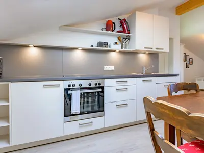 Hell und freundlich - Die Küche ist komplett mit Spülmaschine ausgestattet