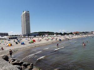 Blick auf das Maritim vom weißen Sandstrand