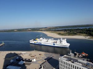 Blick auf die Trave mit einfahrenden Schiffen