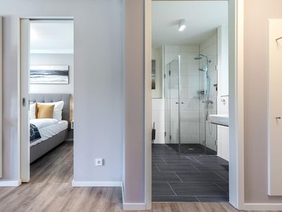 Wohn-/Essbereich mit Zugang zum Schlaf- und Badezimmer
