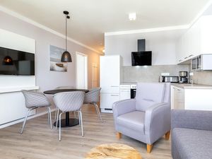 Wohn-/Essbereich mit Sitzgelegenheit und offener Küche