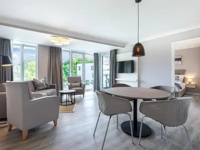 Wohn-Essbereich mit Zugang zur überdachten Loggia