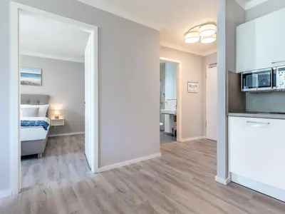 Wohn-Essbereich mit Zugang zum Schlaf- und Badezimmer