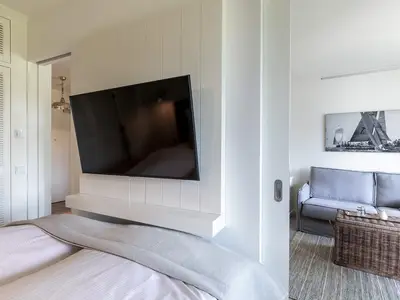 Schlafzimmer mit Blick zum Wohn-Essbereich