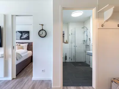 Flur mit Blick zum Schlaf-und Badezimmer