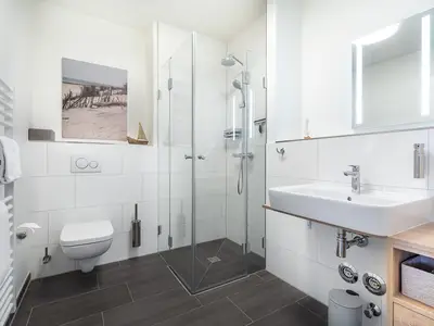 Badezimmer mit ebenerdiger Dusche