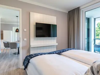 Schlafzimmer "2" mit Zugang zum Wohn-Essbereich