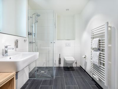 Badezimmer "1" mit Dusche und Zugang zum Schlafzimmer "1"