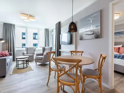 Wohn-Essbereich mit Zugang zum Schlafzimmer