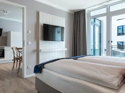 Schlafzimmer mit Zugang zum Wohn-Essbereich