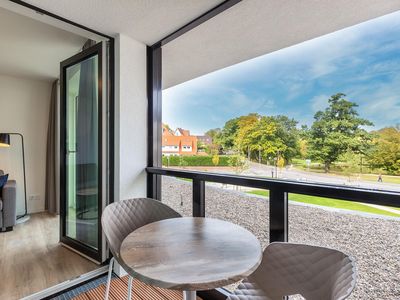 Überdachte Loggia mit Blick zum Godewindpark