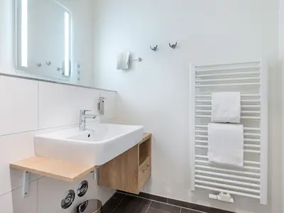 Badezimmer mit Waschtisch