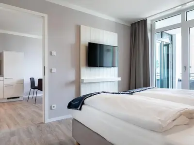 Schlafzimmer mit Zugang zum Wohn-Essbereich