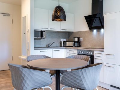 Wohn-/Essbereich mit offener Küche und Sitzgelegenheit