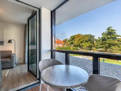 Überdachte Loggia mit Blick zum Godewindpark