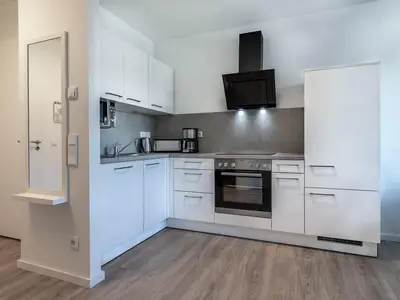 Offene Küche mit Backofen und Geschirrspüler