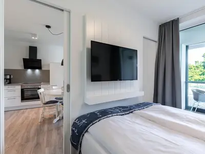 Schlafzimmer mit Blick zum Wohn-Essbereich