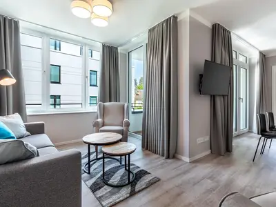 Wohn-Essbereich mit Sitzgelegenheit und Flatscreen-TV