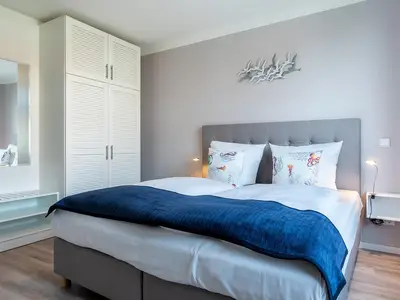 Schlafzimmer "1" mit Boxspringbett und Kleiderschrank