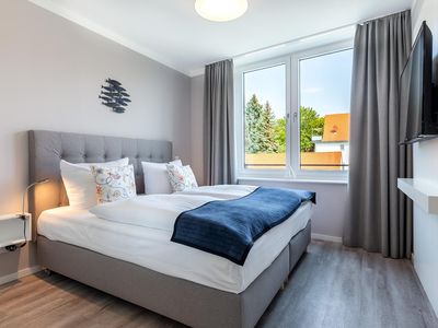 Schlafzimmer "2" mit Boxspringbett und Flatscreen-TV