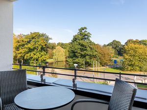 Überdachte Loggia mit Blick zum Godewindpark