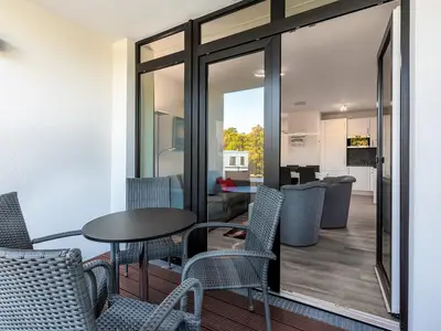 Überdachte Loggia mit Zugang zum Wohn-Essbereich