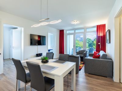 Wohn-/Essbereich mit Sitzgelegenheit und Flatscreen-TV