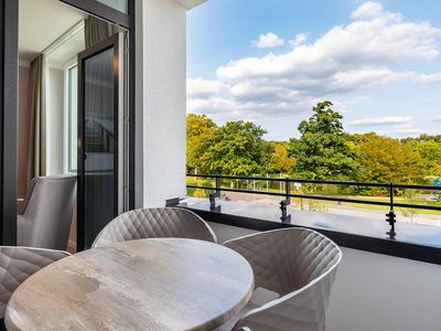 Überdachte Loggia mit Blick zum Godewindpark