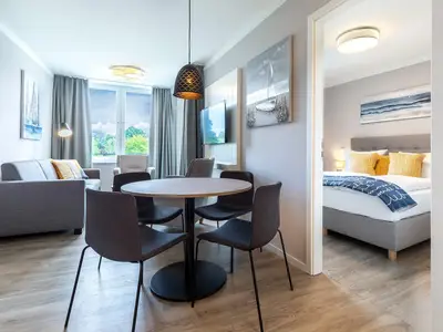 Wohn-Essbereich mit Zugang zum Schlafzimmer