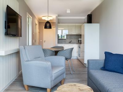 Wohn-/Essbereich mit Sitzgelegenheit und offener Küche