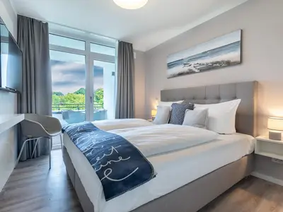 Schlafzimmer mit Zugang zur Loggia
