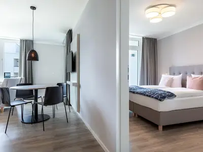 Wohn-Essbereich mit Zugang zum Schlafzimmer