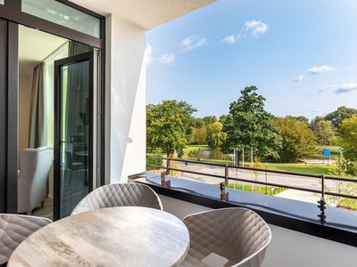 Überdachte Loggia mit Blick zum Godewindpark