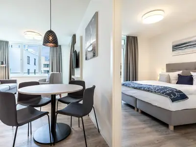 Wohn-Essbereich mit Sitzgelegenheit und Zugang zum Schlafzimmer