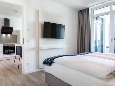 Schlafzimmer mit Zugang zum Wohn-Essbereich