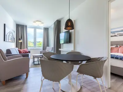 Wohn-Essbereich mit Sitzgelegenheit und Zugang zum Schlafzimmer
