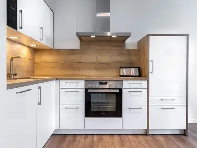 Offene Küche mit Backofen und Geschirrspüler