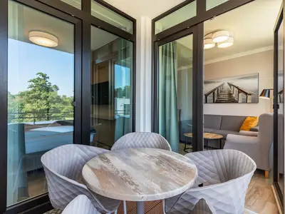 Loggia mit Zugang zum Schlafzimmer und Wohn-Essbereich