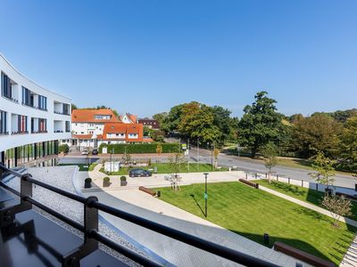 Überdachte Loggia mit Blick zum Godewindpark